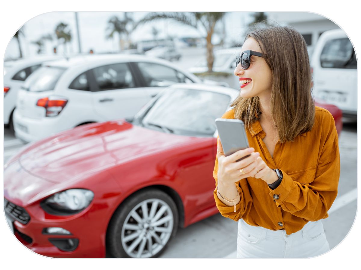 Une personne utilisant son smartphone pour déverrouiller une voiture, illustrant la location de voiture sans agence à Bordeaux.