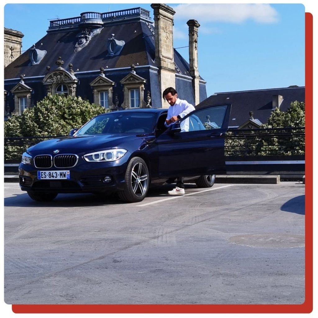 Photographie d'une BMW série une noir de la société de location util and car et de Nelson le dirigeant à Bordeaux